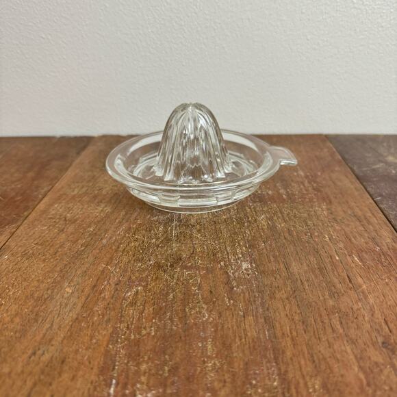 Vintage clear glass fruit juicer reamer farmhouse minimal kitchen tool‎ decor - Picture 4 of 8